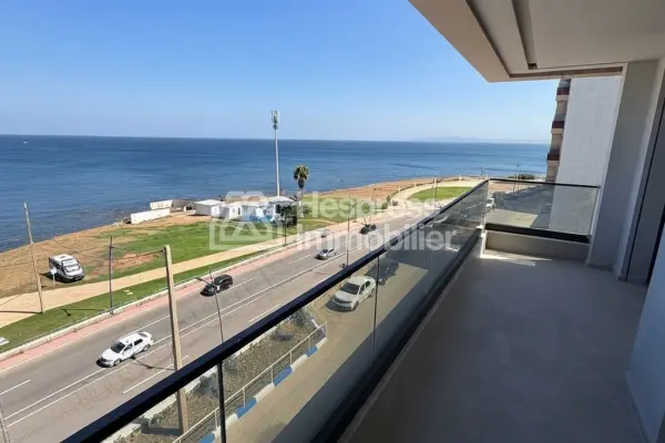 Vend luxe appartement à Fnideq. 5 pièces confortables. Vue sur mer, double vitrage