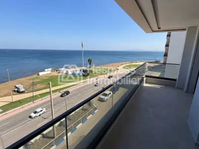Vend luxe appartement à Fnideq. 5 pièces confortables. Vue sur mer, double vitrage