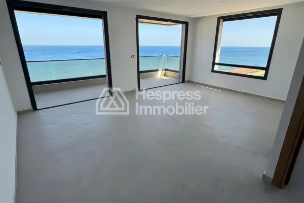 Vend luxe appartement à Fnideq. 5 pièces confortables. Vue sur mer, double vitrage