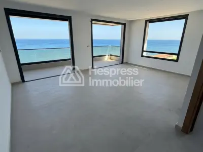 Vend luxe appartement à Fnideq. 5 pièces confortables. Vue sur mer, double vitrage