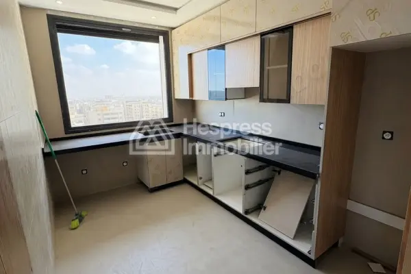 Vend luxe appartement à Fnideq. 5 pièces confortables. Vue sur mer, double vitrage