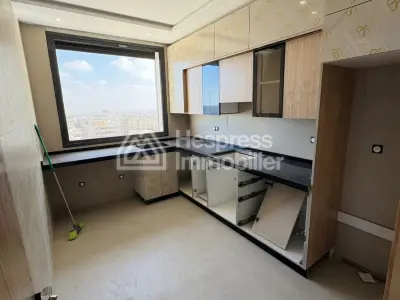 Vend luxe appartement à Fnideq. 5 pièces confortables. Vue sur mer, double vitrage