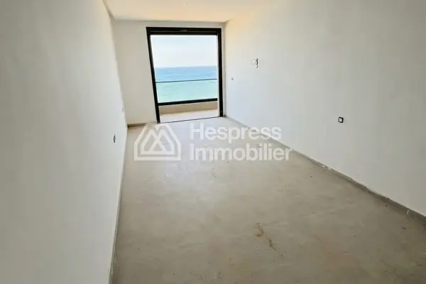 Vend luxe appartement à Fnideq. 5 pièces confortables. Vue sur mer, double vitrage