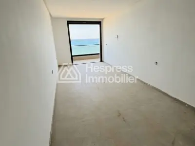 Vend luxe appartement à Fnideq. 5 pièces confortables. Vue sur mer, double vitrage