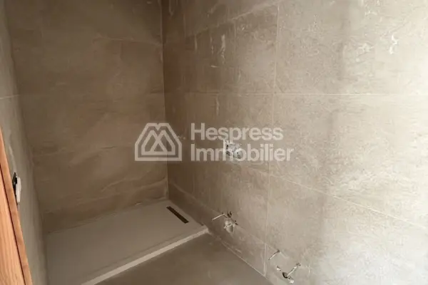 Vend luxe appartement à Fnideq. 5 pièces confortables. Vue sur mer, double vitrage