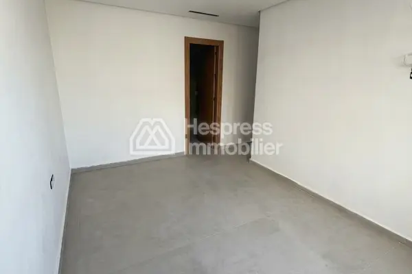 Vend luxe appartement à Fnideq. 5 pièces confortables. Vue sur mer, double vitrage