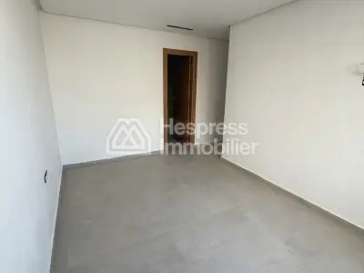 Vend luxe appartement à Fnideq. 5 pièces confortables. Vue sur mer, double vitrage