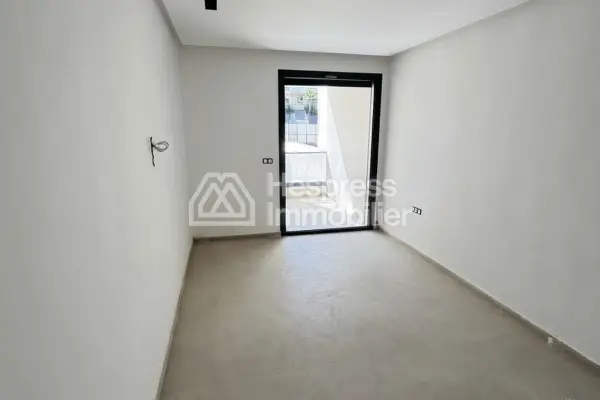 Vend luxe appartement à Fnideq. 5 pièces confortables. Vue sur mer, double vitrage