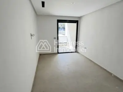 Vend luxe appartement à Fnideq. 5 pièces confortables. Vue sur mer, double vitrage