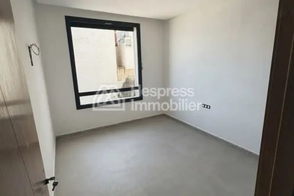 Vend luxe appartement à Fnideq. 5 pièces confortables. Vue sur mer, double vitrage