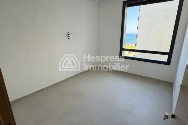 Vend luxe appartement à Fnideq. 5 pièces confortables. Vue sur mer, double vitrage