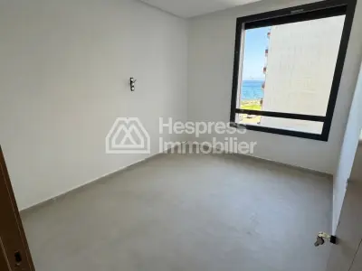Vend luxe appartement à Fnideq. 5 pièces confortables. Vue sur mer, double vitrage