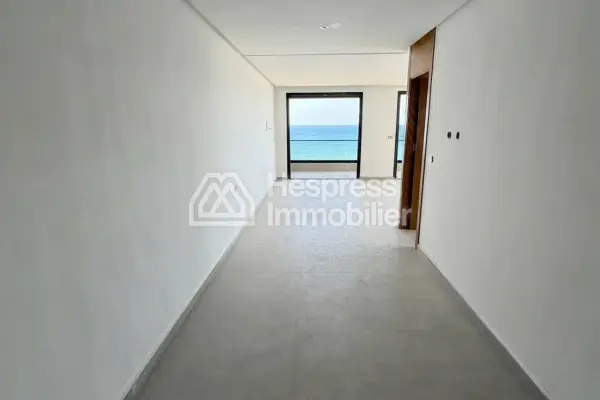 Vend luxe appartement à Fnideq. 5 pièces confortables. Vue sur mer, double vitrage