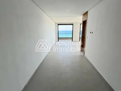 Vend luxe appartement à Fnideq. 5 pièces confortables. Vue sur mer, double vitrage