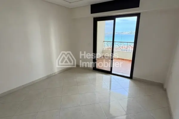Appartement à vendre à Tanger iris Center. Surface totale 155 m². Porte blindée et vue sur mer