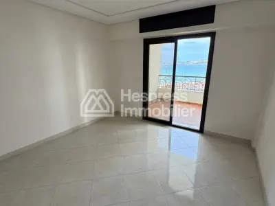 Appartement à vendre à Tanger iris Center. Surface totale 155 m². Porte blindée et vue sur mer