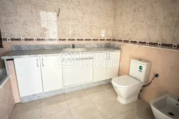 Appartement à vendre à Tanger iris Center. Surface totale 155 m². Porte blindée et vue sur mer