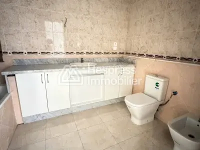 Appartement à vendre à Tanger iris Center. Surface totale 155 m². Porte blindée et vue sur mer