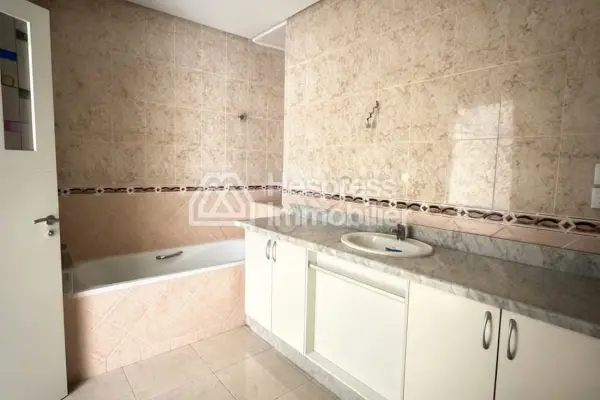 Appartement à vendre à Tanger iris Center. Surface totale 155 m². Porte blindée et vue sur mer