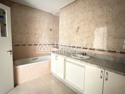 Appartement à vendre à Tanger iris Center. Surface totale 155 m². Porte blindée et vue sur mer