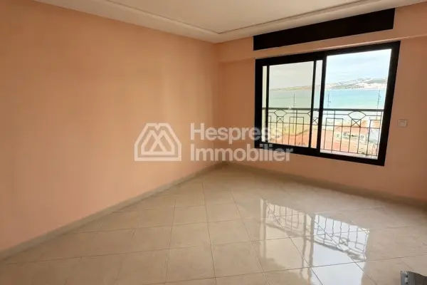 Appartement à vendre à Tanger iris Center. Surface totale 155 m². Porte blindée et vue sur mer