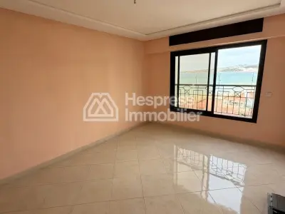 Appartement à vendre à Tanger iris Center. Surface totale 155 m². Porte blindée et vue sur mer
