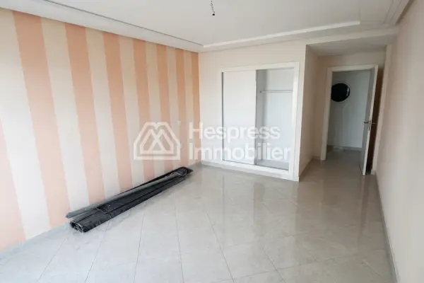 Appartement à vendre à Tanger iris Center. Surface totale 155 m². Porte blindée et vue sur mer