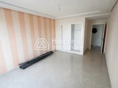Appartement à vendre à Tanger iris Center. Surface totale 155 m². Porte blindée et vue sur mer