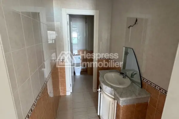 Appartement à vendre à Tanger iris Center. Surface totale 155 m². Porte blindée et vue sur mer