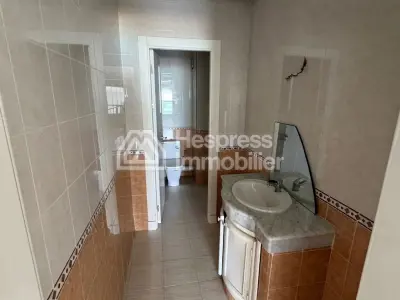 Appartement à vendre à Tanger iris Center. Surface totale 155 m². Porte blindée et vue sur mer