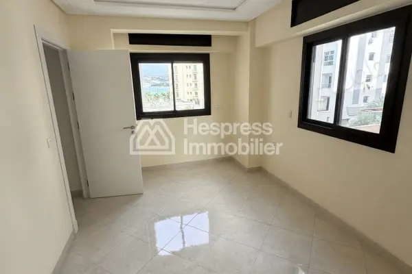 Appartement à vendre à Tanger iris Center. Surface totale 155 m². Porte blindée et vue sur mer