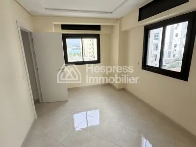 Appartement à vendre à Tanger iris Center. Surface totale 155 m². Porte blindée et vue sur mer