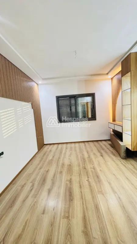 Appartement vide de deux chambres à louer