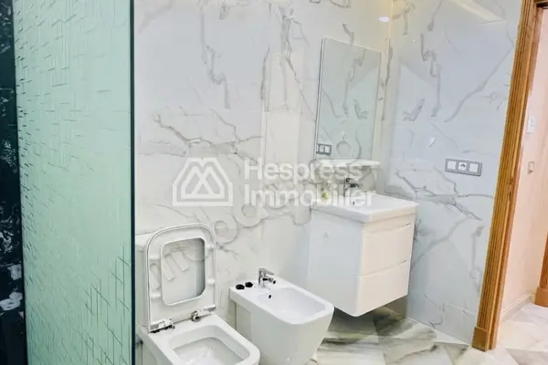 Appartement vide de deux chambres à louer