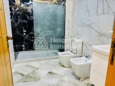 Appartement vide de deux chambres à louer