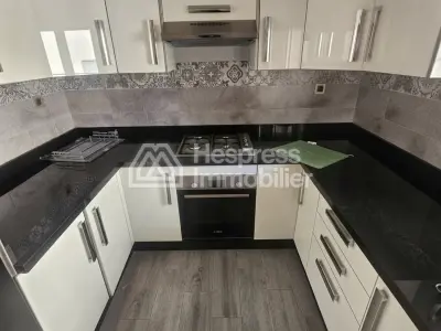 Bel appartement à louer en centre-ville. 3 grandes pièces. Meublé.