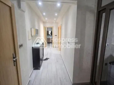 Bel appartement à louer en centre-ville. 3 grandes pièces. Meublé.