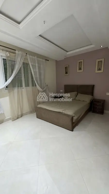 Superbe appartement à louer en plein centre-ville. Surface totale : 98 m². Meublé.