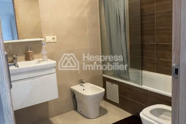 Superbe appartement à louer en plein centre-ville. Surface totale : 98 m². Meublé.