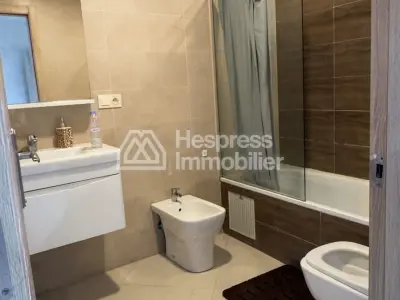 Superbe appartement à louer en plein centre-ville. Surface totale : 98 m². Meublé.
