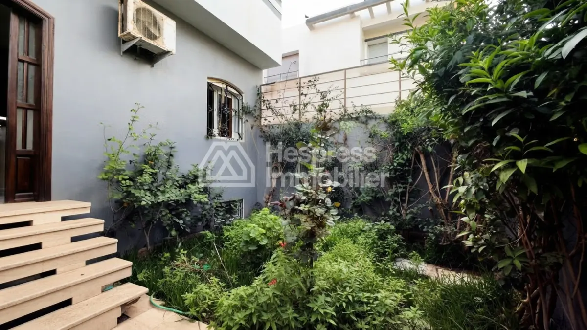 À Vendre: Villa avec du potentiel à rénover