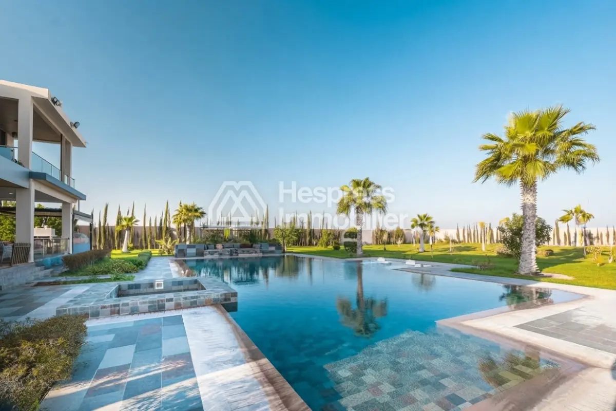 The Sanctuary: Villa for sale in Issen, 1 hectare