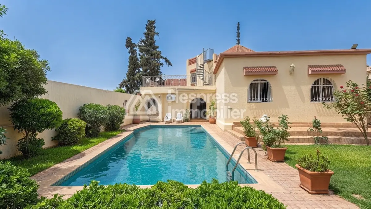 Villa with Great Potential: Panoramic View