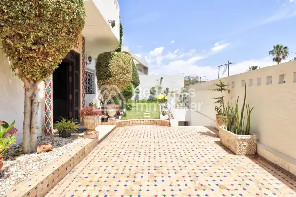 Family villa with pool in Cité Suisse