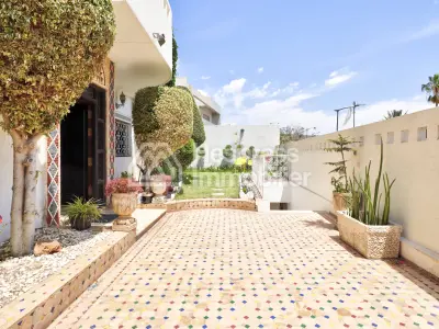 Family villa with pool in Cité Suisse