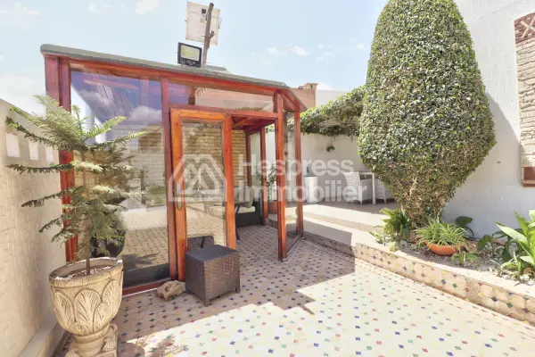 Family villa with pool in Cité Suisse