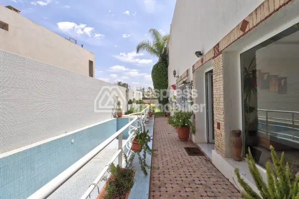 Family villa with pool in Cité Suisse
