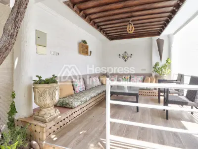 Family villa with pool in Cité Suisse