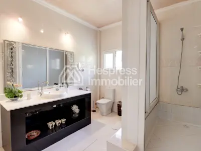 Family villa with pool in Cité Suisse