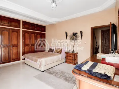 Family villa with pool in Cité Suisse